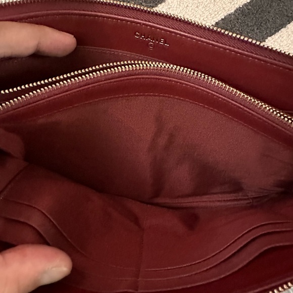 Auth CHANEL O Case in Iridescent Caviar Leather Boy - Picture 4 of 8